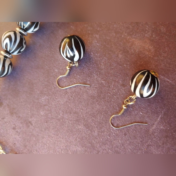 RARE/Vintage 80's Zebra wooden beaded necklace & earring set. - Picture 7 of 17